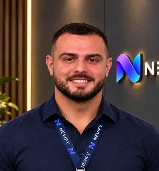 Neto, especialista de suporte da NEVIFY, na sede da empresa